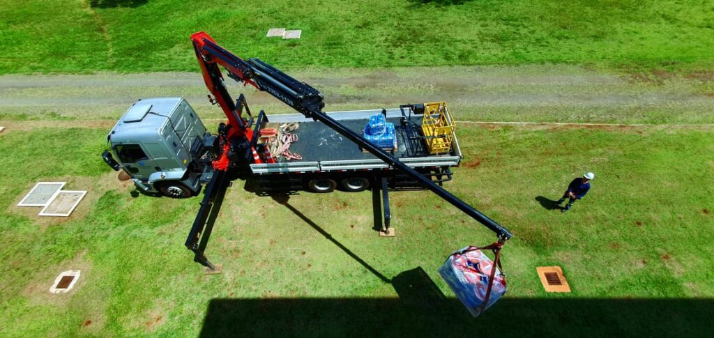 Içamento de cargas pesadas com caminhão Munck