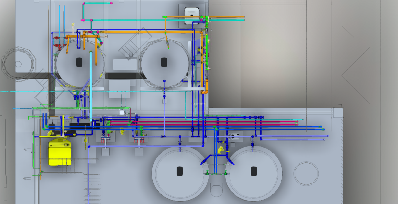 Imagem de uma planta industrial com uma complexa rede de tubulação em polipropileno (PP) colorida, em várias tonalidades, interligada a equipamentos e tanques.